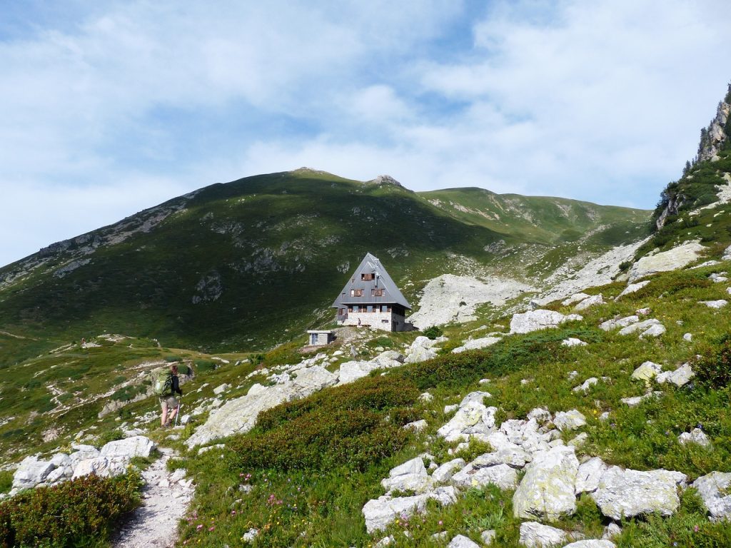 Respecting nature while hiking, Passing hikers on narrow trails