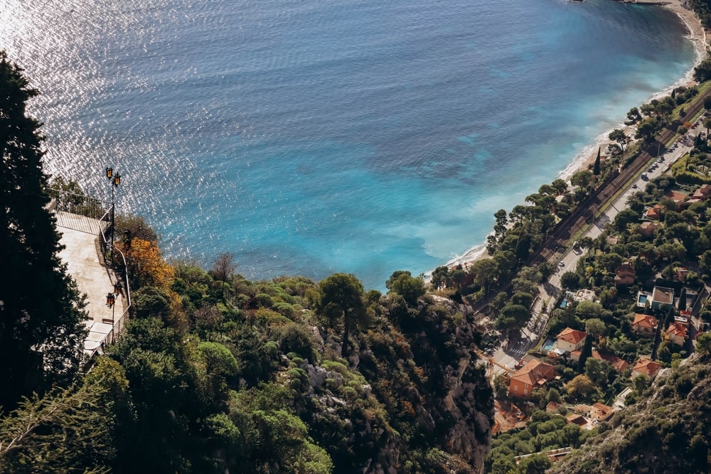 A breathtaking view from the Nietzsche Path in Monaco, showcasing lush greenery, the coastline, and turquoise waters, ideal for scenic nature walks in Monaco.