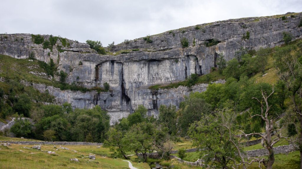 Hikers Guide to the Yorkshire Dales limestone cliffs and scenic trail